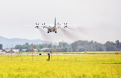 運(yùn)9飛機(jī)緊急起飛，直飛九寨溝地震災(zāi)區(qū)航拍災(zāi)情。 黃軍 攝